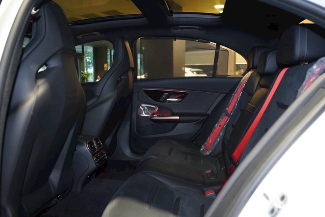 H&agrave;ng hiếm Mercedes-AMG C 63 mới 100% giảm cả tỷ đồng: Chỉ c&oacute; 5 chiếc tại VN, kh&oacute; 'đụng h&agrave;ng' với C-Class tr&ecirc;n đường, m&aacute;y 2.0L mạnh gần 700 m&atilde; - Ảnh 10.