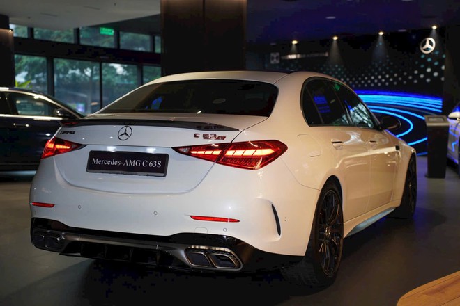 H&agrave;ng hiếm Mercedes-AMG C 63 mới 100% giảm cả tỷ đồng: Chỉ c&oacute; 5 chiếc tại VN, kh&oacute; 'đụng h&agrave;ng' với C-Class tr&ecirc;n đường, m&aacute;y 2.0L mạnh gần 700 m&atilde; - Ảnh 4.