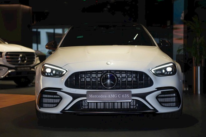 H&agrave;ng hiếm Mercedes-AMG C 63 mới 100% giảm cả tỷ đồng: Chỉ c&oacute; 5 chiếc tại VN, kh&oacute; 'đụng h&agrave;ng' với C-Class tr&ecirc;n đường, m&aacute;y 2.0L mạnh gần 700 m&atilde; - Ảnh 6.