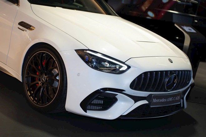 H&agrave;ng hiếm Mercedes-AMG C 63 mới 100% giảm cả tỷ đồng: Chỉ c&oacute; 5 chiếc tại VN, kh&oacute; 'đụng h&agrave;ng' với C-Class tr&ecirc;n đường, m&aacute;y 2.0L mạnh gần 700 m&atilde; - Ảnh 3.