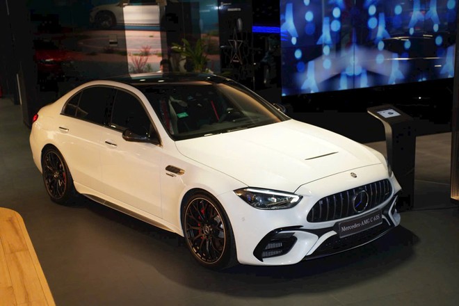 H&agrave;ng hiếm Mercedes-AMG C 63 mới 100% giảm cả tỷ đồng: Chỉ c&oacute; 5 chiếc tại VN, kh&oacute; 'đụng h&agrave;ng' với C-Class tr&ecirc;n đường, m&aacute;y 2.0L mạnh gần 700 m&atilde; - Ảnh 2.