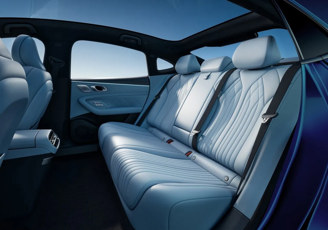 Geely Galaxy TT ra mắt: Sedan điện mạnh 570 m&atilde; lực, sạc đầy đi hơn 700 km, dễ về Việt Nam đấu với BYD Seal - Ảnh 8.