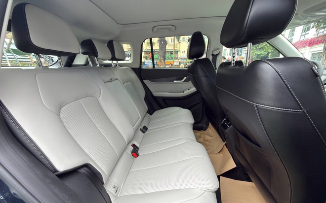 Ảnh thực tế Jaecoo J5 hybrid lắp r&aacute;p tại Việt Nam: Mạnh hơn hẳn Yaris Cross, HR-V, 18 t&iacute;nh năng ADAS, đầy b&igrave;nh chạy gần 1.000km - Ảnh 11.