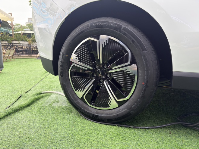 Cận cảnh Jaecoo J5 thuần điện tại Việt Nam: Pin 58,9 kWh, màn hình 13,2 inch, chạy Hà Nội - Quảng Bình vô tư - Ảnh 4.