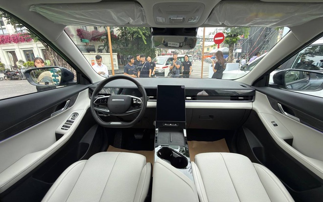 Ảnh thực tế Jaecoo J5 hybrid lắp r&aacute;p tại Việt Nam: Mạnh hơn hẳn Yaris Cross, HR-V, 18 t&iacute;nh năng ADAS, đầy b&igrave;nh chạy gần 1.000km - Ảnh 9.