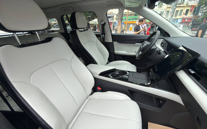 Ảnh thực tế Jaecoo J5 hybrid lắp r&aacute;p tại Việt Nam: Mạnh hơn hẳn Yaris Cross, HR-V, 18 t&iacute;nh năng ADAS, đầy b&igrave;nh chạy gần 1.000km - Ảnh 10.