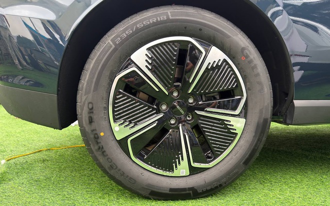 Ảnh thực tế Jaecoo J5 hybrid lắp r&aacute;p tại Việt Nam: Mạnh hơn hẳn Yaris Cross, HR-V, 18 t&iacute;nh năng ADAS, đầy b&igrave;nh chạy gần 1.000km - Ảnh 8.