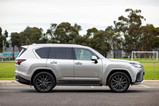 Chiếc Lexus LX 700h đầu tiên về Việt Nam: Bản hybrid mạnh nhất của LX, mạnh gần 460 mã, có gói thể thao phục vụ đại gia Việt - Ảnh 6.