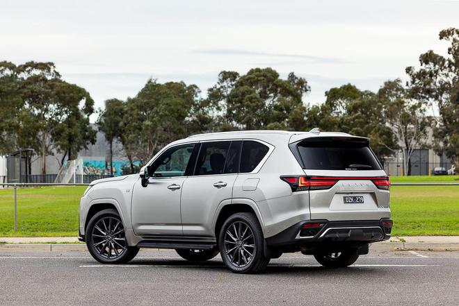 Chiếc Lexus LX 700h đầu tiên về Việt Nam: Bản hybrid mạnh nhất của LX, mạnh gần 460 mã, có gói thể thao phục vụ đại gia Việt - Ảnh 7.
