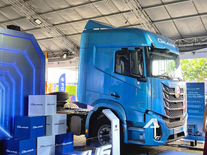 Soi xe đầu k&eacute;o Foton Galaxus R5 vừa ch&agrave;o kh&aacute;ch Việt: Lực k&eacute;o mạnh hơn cả si&ecirc;u xe Koenigsegg Regera, tiện nghi như &ocirc; t&ocirc; với camera 4 hướng, gương chỉnh điện - Ảnh 2.