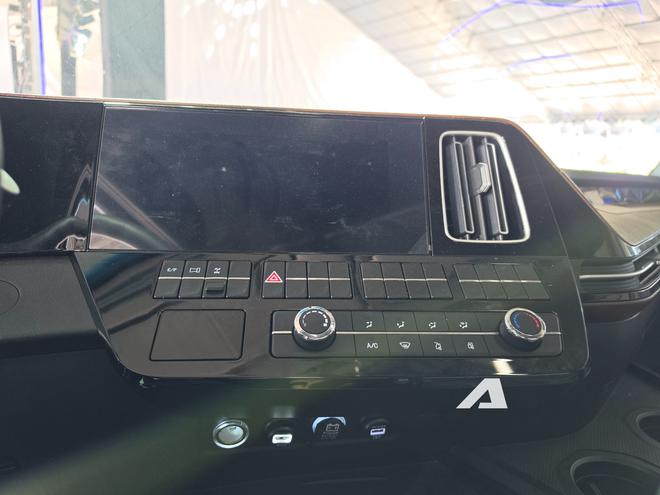 Soi xe đầu kéo Foton Galaxus R5 vừa chào khách Việt: Lực kéo mạnh hơn cả siêu xe Koenigsegg Regera, tiện nghi như ô tô với camera 4 hướng, gương chỉnh điện - Ảnh 24.