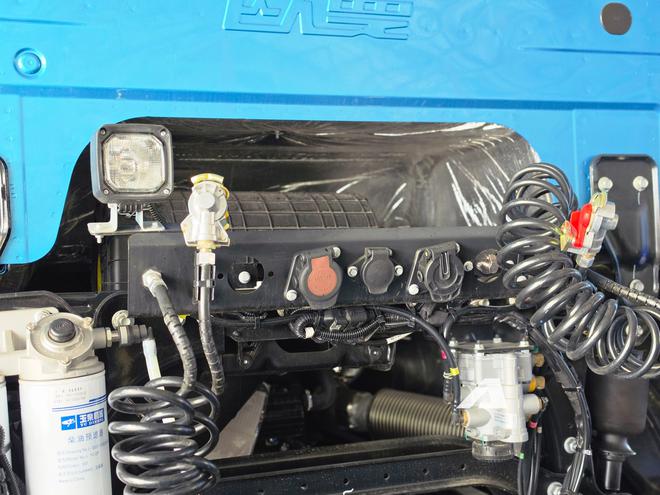 Soi xe đầu k&eacute;o Foton Galaxus R5 vừa ch&agrave;o kh&aacute;ch Việt: Lực k&eacute;o mạnh hơn cả si&ecirc;u xe Koenigsegg Regera, tiện nghi như &ocirc; t&ocirc; với camera 4 hướng, gương chỉnh điện - Ảnh 9.