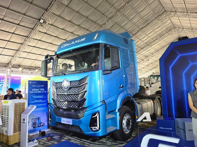 Soi xe đầu k&eacute;o Foton Galaxus R5 vừa ch&agrave;o kh&aacute;ch Việt: Lực k&eacute;o mạnh hơn cả si&ecirc;u xe Koenigsegg Regera, tiện nghi như &ocirc; t&ocirc; với camera 4 hướng, gương chỉnh điện - Ảnh 3.
