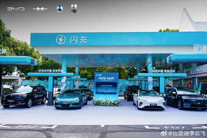 BYD 'chơi lớn' biến cây xăng thành trạm sạc: Loại sạc siêu nhanh, có cửa hàng tiện lợi phục vụ 24/24, dễ thành mô hình mới khi về Việt Nam - Ảnh 2.
