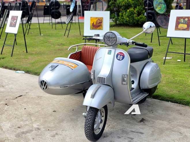 Lạc v&agrave;o d&agrave;n xe chục năm tuổi tại Vietnam Scooter Fest 2026: Từ những chiếc Vespa nhuốm m&agrave;u thời gian đến Cadillac huyền thoạ - Ảnh 10.