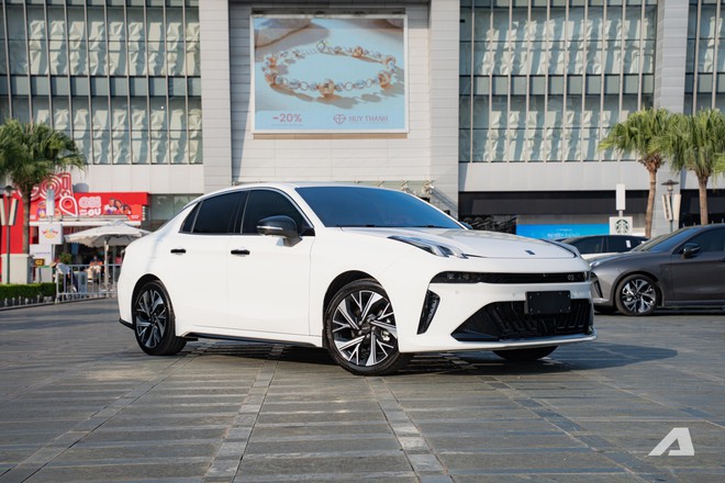 Lynk & Co 03 chốt gi&aacute; từ 739 triệu đồng tại Việt Nam: Cạnh tranh Civic, Mazda3 bằng m&agrave;n khủng nhất ph&acirc;n kh&uacute;c, số ly hợp k&eacute;p nhưng thiếu ADAS - Ảnh 2.