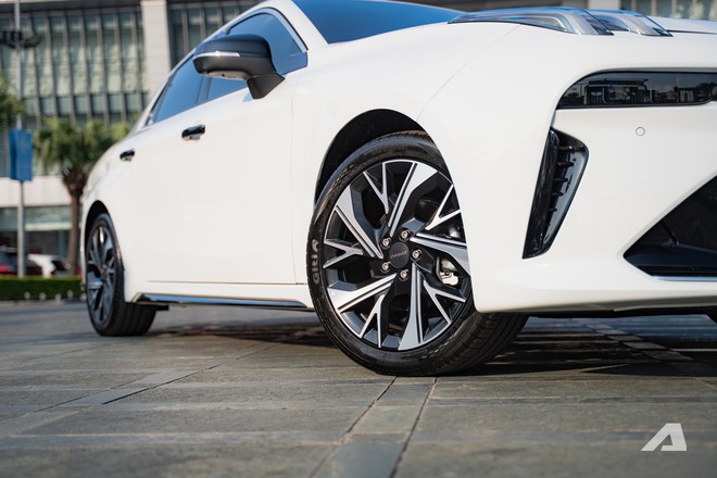 Lynk & Co 03 chốt gi&aacute; từ 739 triệu đồng tại Việt Nam: Cạnh tranh Civic, Mazda3 bằng m&agrave;n khủng nhất ph&acirc;n kh&uacute;c, số ly hợp k&eacute;p nhưng thiếu ADAS - Ảnh 6.