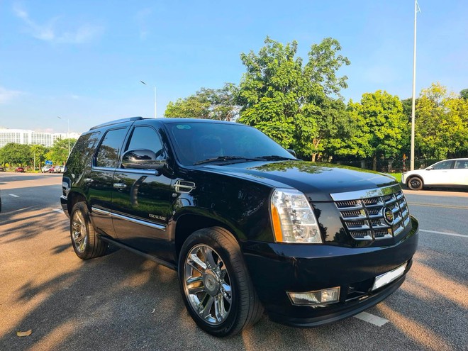 Cadillac Escalade gần 15 năm tuổi rao gi&aacute; thấp hơn Toyota Fortuner: M&aacute;y V8, v&agrave;nh 22 inch, nhiều tiện &iacute;ch hơn xe sang ng&agrave;y nay - Ảnh 1.