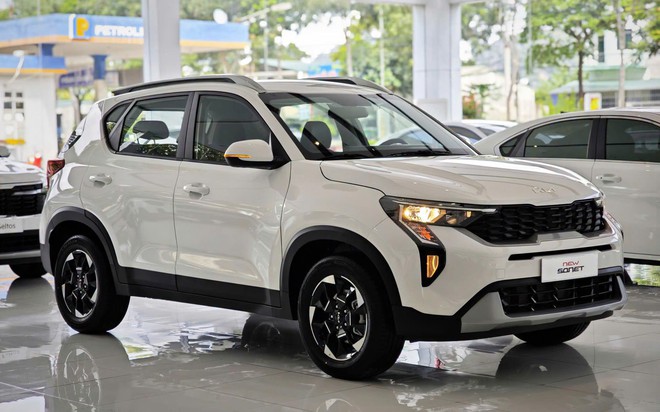 Kia Sonet giảm gi&aacute; kỷ lục tại Việt Nam: Ni&ecirc;m yết c&ograve;n từ 450 triệu đồng, rẻ nhất ph&acirc;n kh&uacute;c, tăng &aacute;p lực cho Fronx - Ảnh 2.