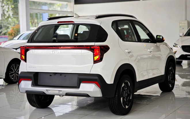 Kia Sonet giảm gi&aacute; kỷ lục tại Việt Nam: Ni&ecirc;m yết c&ograve;n từ 450 triệu đồng, rẻ nhất ph&acirc;n kh&uacute;c, tăng &aacute;p lực cho Fronx - Ảnh 3.