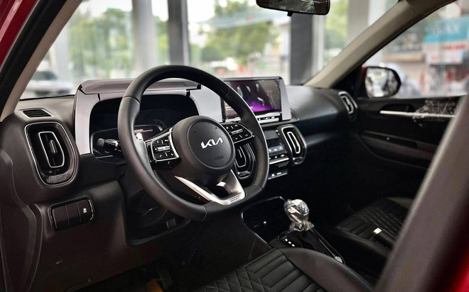 Kia Sonet giảm gi&aacute; kỷ lục tại Việt Nam: Ni&ecirc;m yết c&ograve;n từ 450 triệu đồng, rẻ nhất ph&acirc;n kh&uacute;c, tăng &aacute;p lực cho Fronx - Ảnh 8.