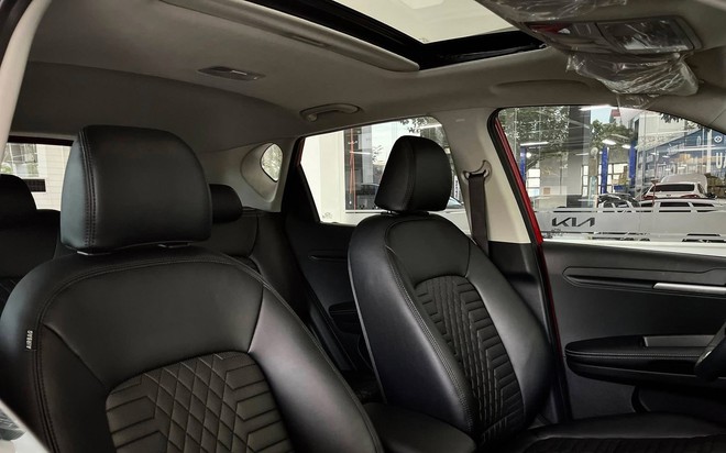 Kia Sonet giảm gi&aacute; kỷ lục tại Việt Nam: Ni&ecirc;m yết c&ograve;n từ 450 triệu đồng, rẻ nhất ph&acirc;n kh&uacute;c, tăng &aacute;p lực cho Fronx - Ảnh 9.