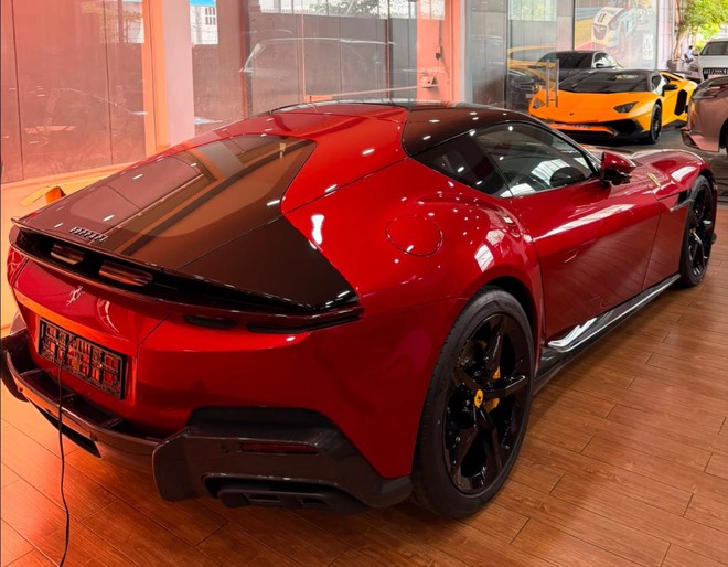 Ferrari 12Cilindri đầu ti&ecirc;n về Việt Nam: Gi&aacute; b&aacute;n l&agrave; ẩn số, t&ugrave;y chọn ghế carbon, d&ugrave;ng m&aacute;y V12 mạnh hơn 800 m&atilde; lực - Ảnh 2.