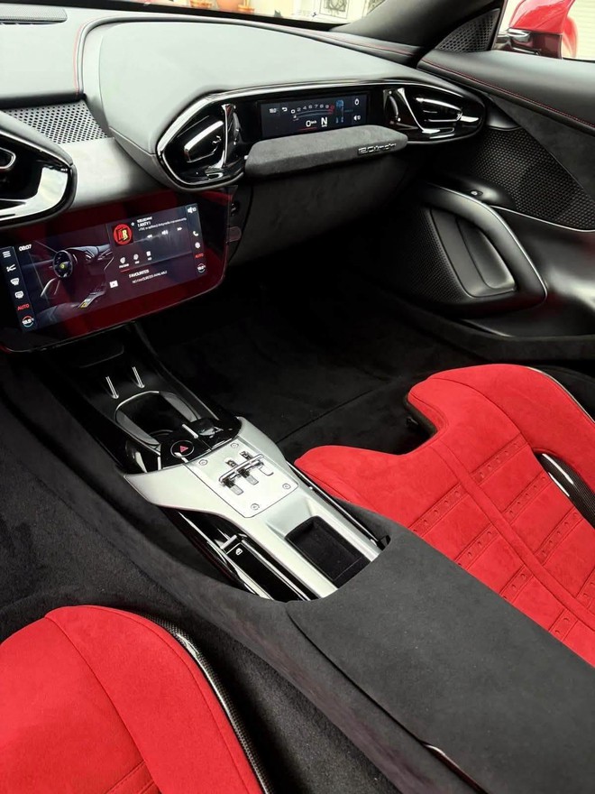 Ferrari 12Cilindri đầu ti&ecirc;n về Việt Nam: Gi&aacute; b&aacute;n l&agrave; ẩn số, t&ugrave;y chọn ghế carbon, d&ugrave;ng m&aacute;y V12 mạnh hơn 800 m&atilde; lực - Ảnh 3.