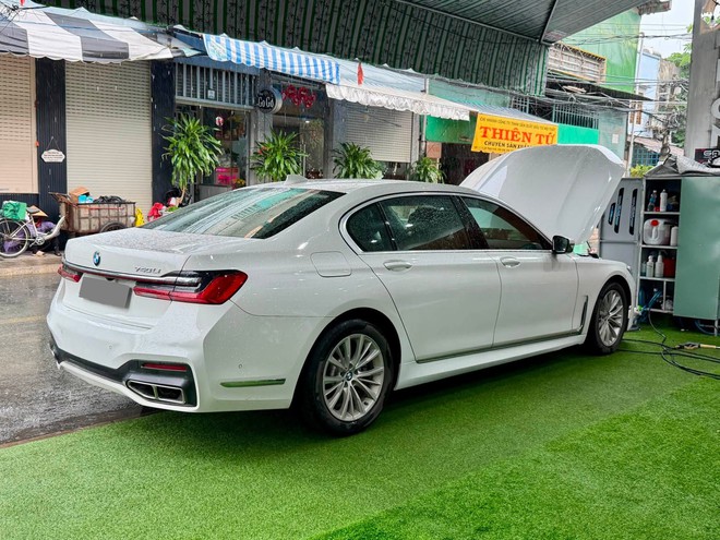 Chiếc BMW 7 Series n&agrave;y b&aacute;n lại chưa tới 1,5 tỷ đồng: C&oacute; treo th&iacute;ch ứng, ghế massage, chủ cũ đ&atilde; n&acirc;ng phom như bản mới - Ảnh 2.