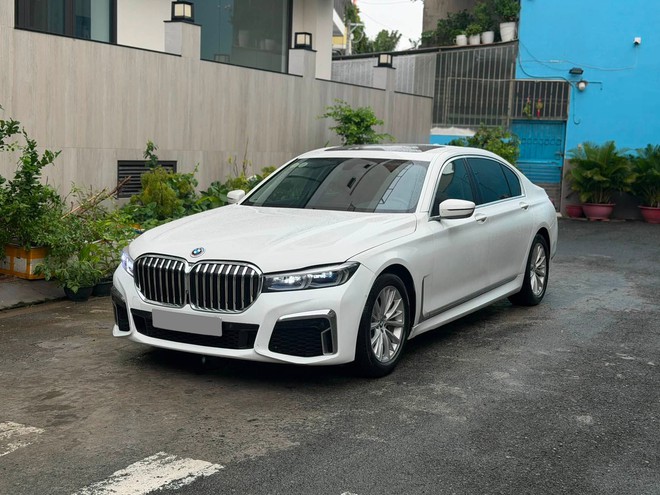 Chiếc BMW 7 Series n&agrave;y b&aacute;n lại chưa tới 1,5 tỷ đồng: C&oacute; treo th&iacute;ch ứng, ghế massage, chủ cũ đ&atilde; n&acirc;ng phom như bản mới - Ảnh 1.