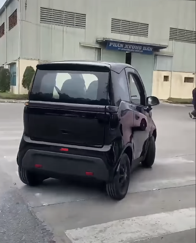 Nano S05 - &Ocirc; t&ocirc; điện gi&aacute; dự kiến hơn 120 triệu đồng lộ diện thực tế tại Việt Nam, dễ th&agrave;nh h&agrave;ng 'hot' với chiều d&agrave;i hơn Honda SH chỉ 20cm, pin th&aacute;o rời - Ảnh 2.