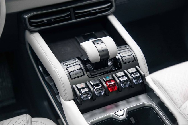 SUV mới ngang cỡ Mazda CX-5 đăng k&yacute; ở Việt Nam: Gi&aacute; quy đổi từ 560 triệu đồng, sạc 9 ph&uacute;t gần đầy pin, chạy 620km/sạc, flycam t&iacute;ch hợp tr&ecirc;n n&oacute;c - Ảnh 15.