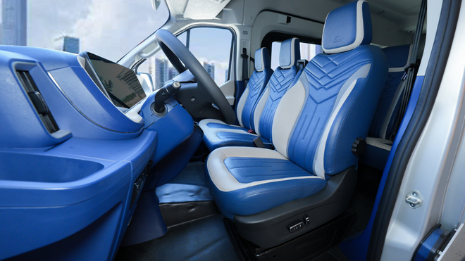 Kim Long mở b&aacute;n xe 16 chỗ thuần điện đấu Ford Transit: Sạc đầy đi hơn 300 km, d&ugrave;ng pin BYD, c&oacute; camera 360 độ lẫn ga tự động như xe con - Ảnh 6.