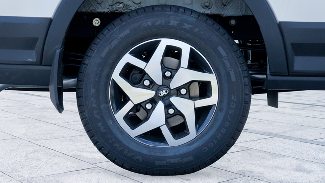 Kim Long mở b&aacute;n xe 16 chỗ thuần điện đấu Ford Transit: Sạc đầy đi hơn 300 km, d&ugrave;ng pin BYD, c&oacute; camera 360 độ lẫn ga tự động như xe con - Ảnh 3.