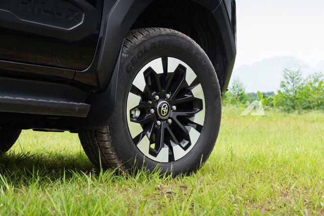 Dùng 4 đời bán tải, bán Ford Ranger mua Toyota Hilux, chủ xe đánh giá: ‘Bền hơn, lâu dài nuôi rẻ hơn, vận hành có điểm phải đánh đổi’ - Ảnh 5.