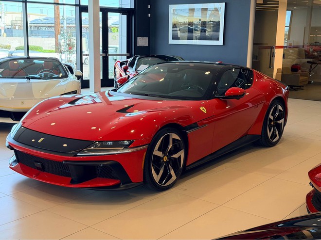 Soi cận cảnh chiếc Ferrari 12Cilindri đầu ti&ecirc;n ở Việt Nam: Khoang l&aacute;i đậm chất xe đua, nhiều chi tiết carbon, c&oacute; m&agrave;n h&igrave;nh ri&ecirc;ng cho h&agrave;nh kh&aacute;ch - Ảnh 11.