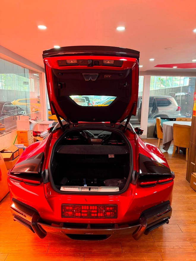 Soi cận cảnh chiếc Ferrari 12Cilindri đầu ti&ecirc;n ở Việt Nam: Khoang l&aacute;i đậm chất xe đua, nhiều chi tiết carbon, c&oacute; m&agrave;n h&igrave;nh ri&ecirc;ng cho h&agrave;nh kh&aacute;ch - Ảnh 2.