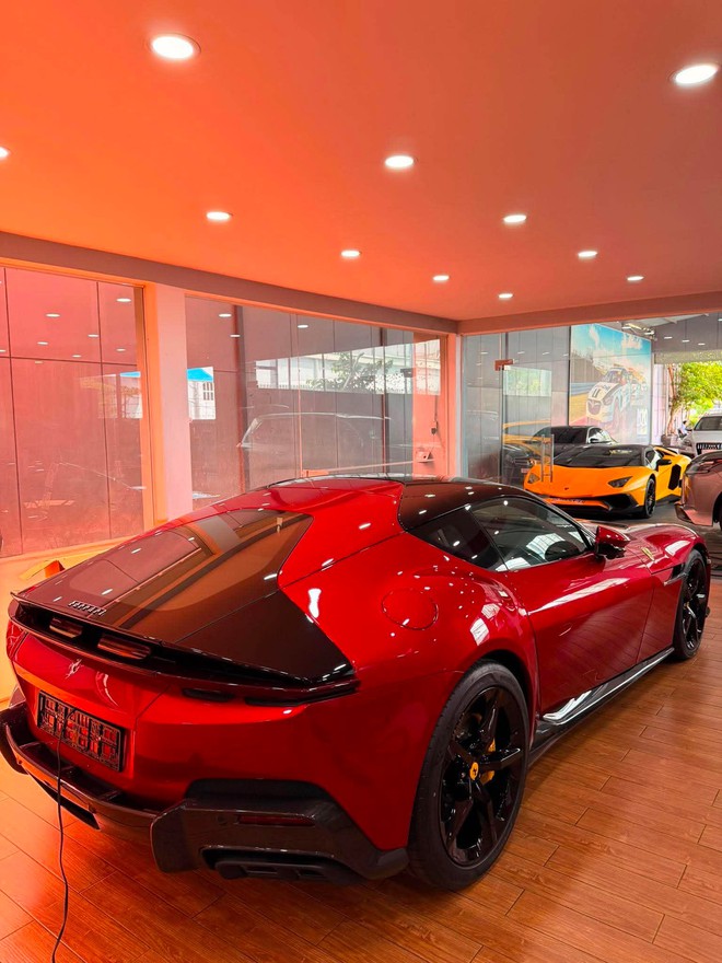 Soi cận cảnh chiếc Ferrari 12Cilindri đầu ti&ecirc;n ở Việt Nam: Khoang l&aacute;i đậm chất xe đua, nhiều chi tiết carbon, c&oacute; m&agrave;n h&igrave;nh ri&ecirc;ng cho h&agrave;nh kh&aacute;ch - Ảnh 4.