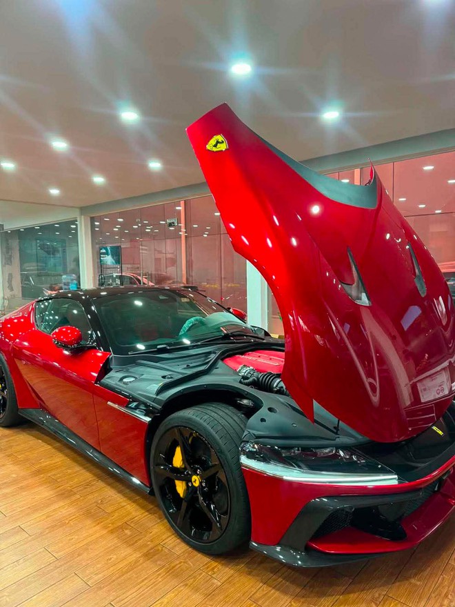 Soi cận cảnh chiếc Ferrari 12Cilindri đầu ti&ecirc;n ở Việt Nam: Khoang l&aacute;i đậm chất xe đua, nhiều chi tiết carbon, c&oacute; m&agrave;n h&igrave;nh ri&ecirc;ng cho h&agrave;nh kh&aacute;ch - Ảnh 3.
