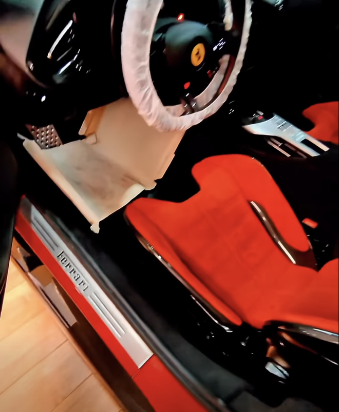 Soi cận cảnh chiếc Ferrari 12Cilindri đầu ti&ecirc;n ở Việt Nam: Khoang l&aacute;i đậm chất xe đua, nhiều chi tiết carbon, c&oacute; m&agrave;n h&igrave;nh ri&ecirc;ng cho h&agrave;nh kh&aacute;ch - Ảnh 8.