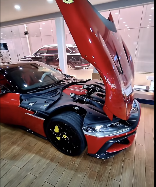 Soi cận cảnh chiếc Ferrari 12Cilindri đầu ti&ecirc;n ở Việt Nam: Khoang l&aacute;i đậm chất xe đua, nhiều chi tiết carbon, c&oacute; m&agrave;n h&igrave;nh ri&ecirc;ng cho h&agrave;nh kh&aacute;ch - Ảnh 6.