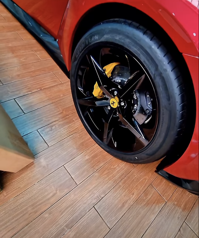 Soi cận cảnh chiếc Ferrari 12Cilindri đầu ti&ecirc;n ở Việt Nam: Khoang l&aacute;i đậm chất xe đua, nhiều chi tiết carbon, c&oacute; m&agrave;n h&igrave;nh ri&ecirc;ng cho h&agrave;nh kh&aacute;ch - Ảnh 5.