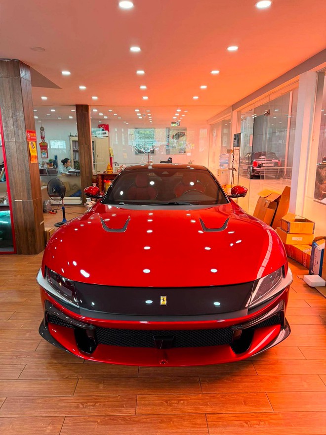 Soi cận cảnh chiếc Ferrari 12Cilindri đầu ti&ecirc;n ở Việt Nam: Khoang l&aacute;i đậm chất xe đua, nhiều chi tiết carbon, c&oacute; m&agrave;n h&igrave;nh ri&ecirc;ng cho h&agrave;nh kh&aacute;ch - Ảnh 1.