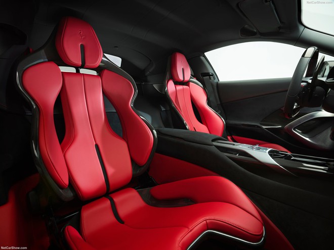 Soi cận cảnh chiếc Ferrari 12Cilindri đầu ti&ecirc;n ở Việt Nam: Khoang l&aacute;i đậm chất xe đua, nhiều chi tiết carbon, c&oacute; m&agrave;n h&igrave;nh ri&ecirc;ng cho h&agrave;nh kh&aacute;ch - Ảnh 14.