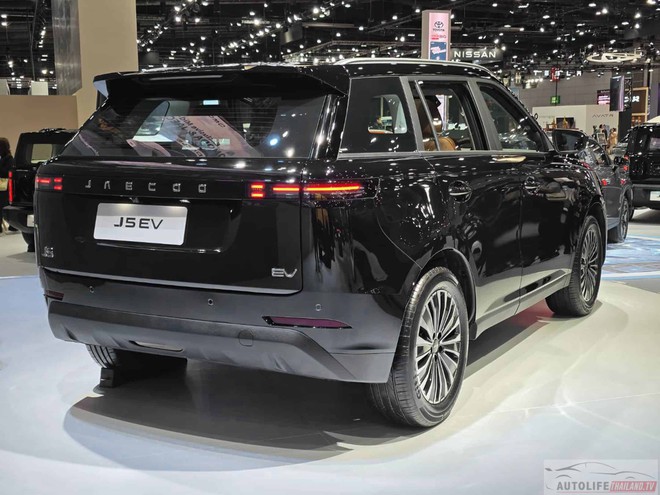 Jaecoo J5 EV vừa ra mắt Việt Nam th&ecirc;m bản mới 'sang xịn mịn' hơn: Chưa đến 500 triệu, nội thất hai m&agrave;u, pin to hơn, đi gần 500km/sạc - Ảnh 2.