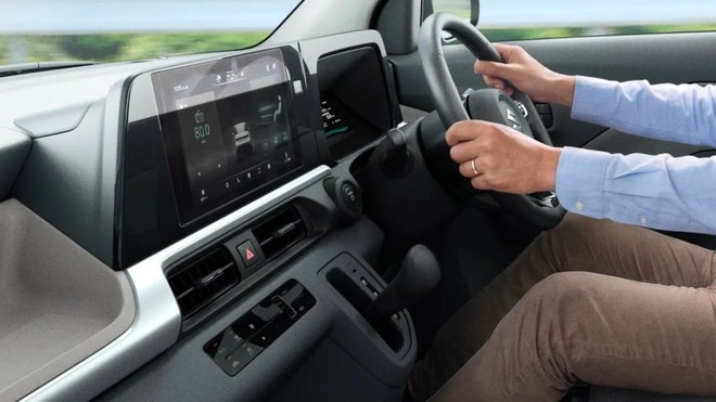 Suzuki c&oacute; xe điện mini nhỏ gần như VF 3 nhưng 5 cửa: 2 m&agrave;n h&igrave;nh lớn, phanh điện tử, chạy 310km/sạc, sạc nhanh 80% trong 25 ph&uacute;t - Ảnh 6.