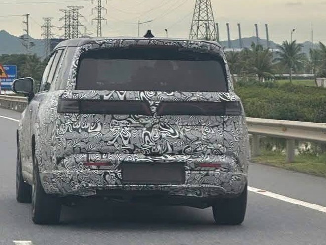 SUV VinFast cỡ trung mới lần đầu lộ diện tr&ecirc;n đường: D&aacute;ng g&oacute;c cạnh, gầm cao hơn VF 8, một chi tiết giống xe hybrid - Ảnh 2.