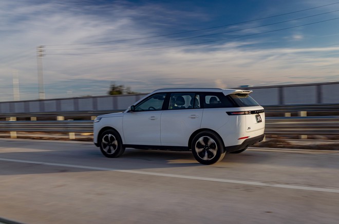 Nguyễn Xu&acirc;n Son đ&atilde; c&oacute; đủ bộ 3 xe xăng, điện, hybrid: 2 chiếc được tặng trị gi&aacute; hơn 1,7 tỷ đồng, chiếc mới nhất được miễn ph&iacute; sạc 30 năm - Ảnh 3.