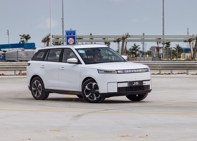 Nguyễn Xu&acirc;n Son đ&atilde; c&oacute; đủ bộ 3 xe xăng, điện, hybrid: 2 chiếc được tặng trị gi&aacute; hơn 1,7 tỷ đồng, chiếc mới nhất được miễn ph&iacute; sạc 30 năm - Ảnh 2.