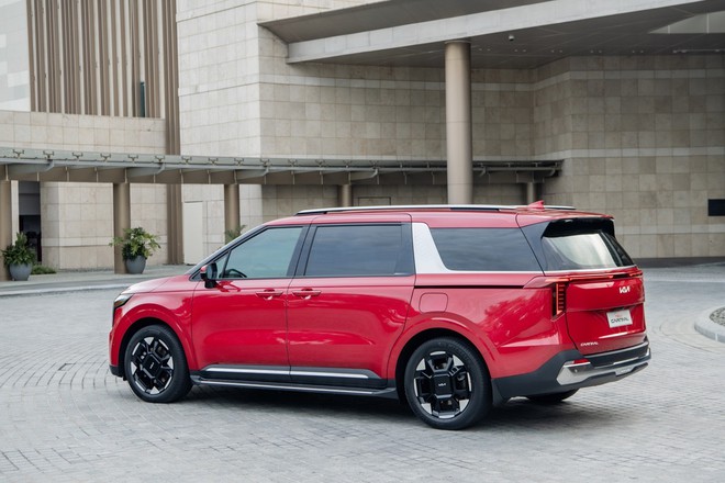 Xe c&oacute; t&ugrave;y chọn hybrid &lsquo;chiếm s&oacute;ng&rsquo; Top 5 Xe gia đ&igrave;nh 1-2 tỷ đồng tại CCA 2026: Carnival l&agrave; MPV duy nhất cạnh tranh nh&oacute;m SUV cỡ C, D - Ảnh 3.